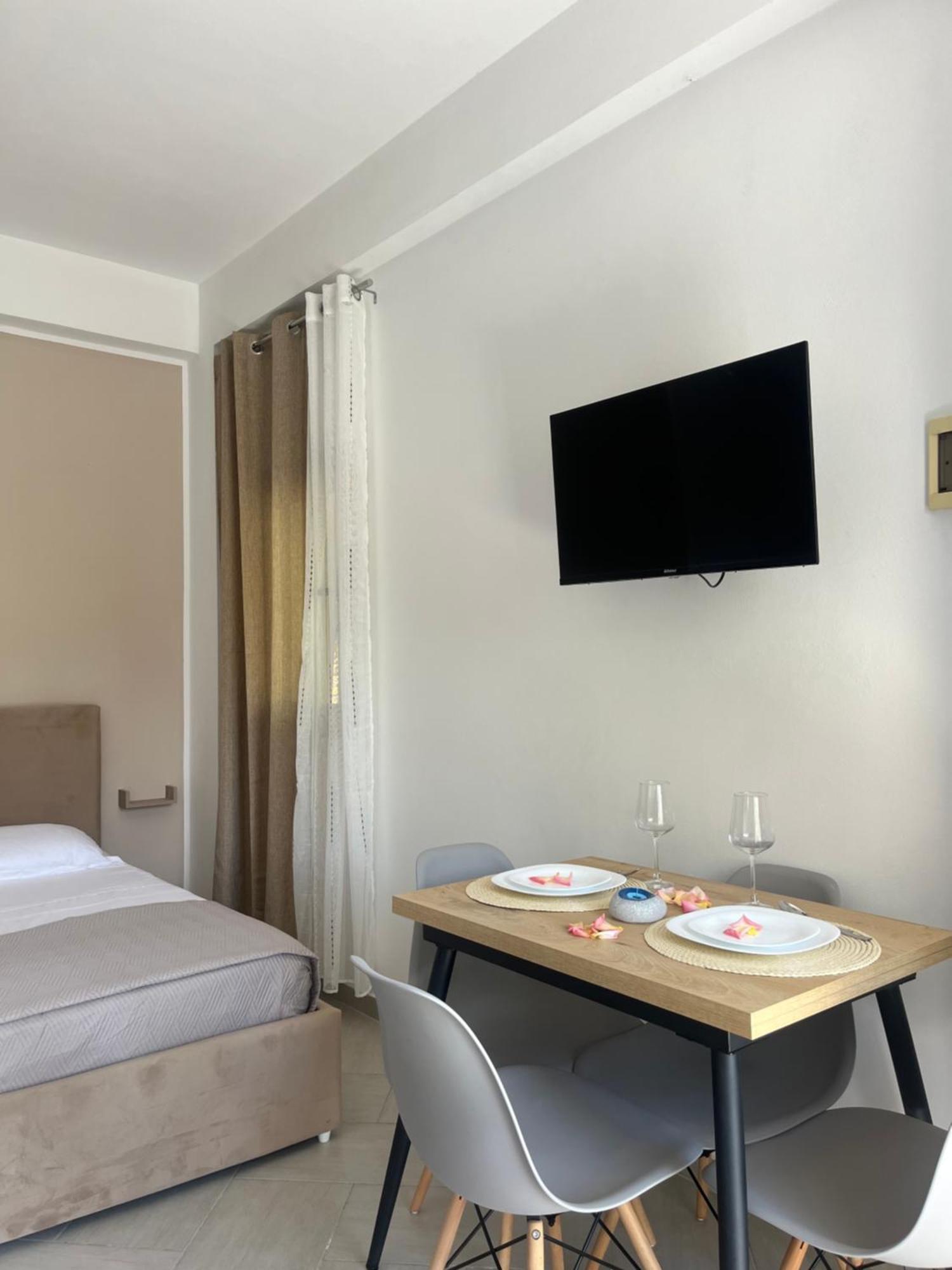 Blossom Apartments Vlorë Buitenkant foto