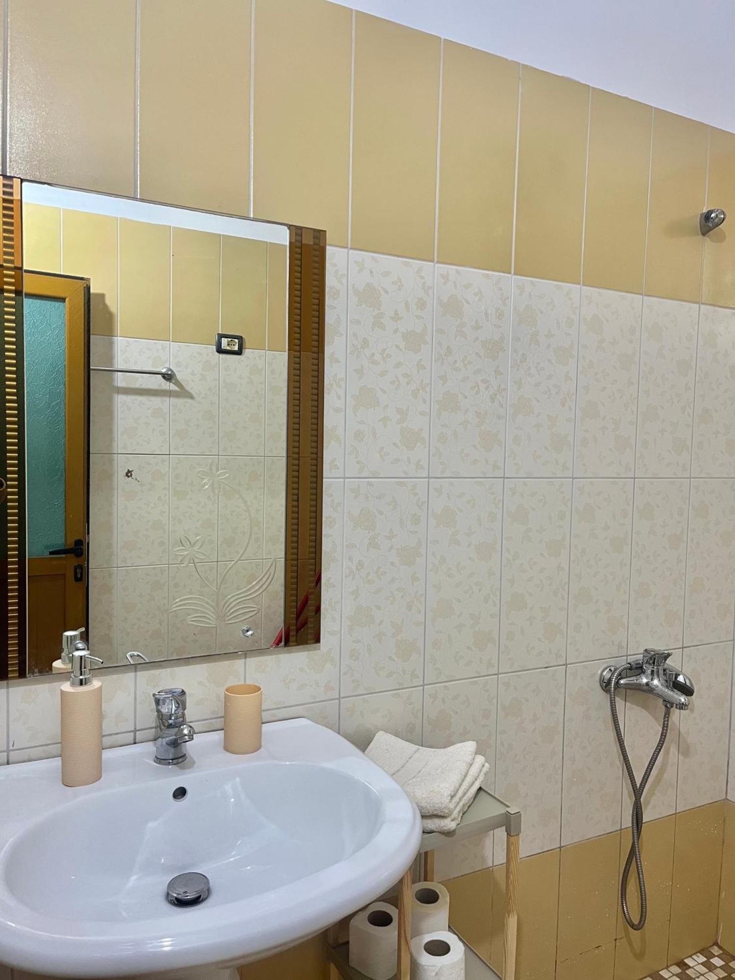Blossom Apartments Vlorë Buitenkant foto